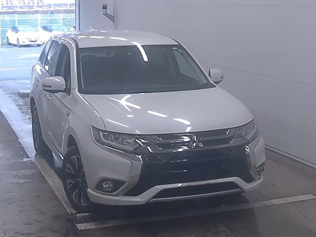 6104 MITSUBISHI OUTLANDER PHEV 2016 г. (NAA Fukuoka)